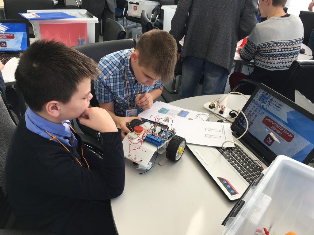 Прототипирование и мобильная робототехника: демонстрационный экзамен для школьников провели в столице